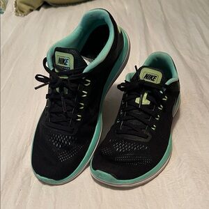 Nike Women's Black and Teal Athletic Shoes